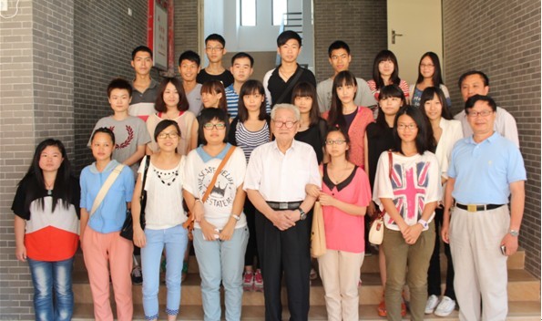 图为夏老与行政管理系学生的合影